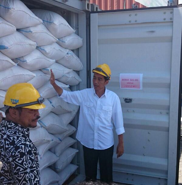 Syahrul Yasin Limpo dan Jokowi meninjau konteiner beras di Pelabuhan peti kemas Makassar. [istw]