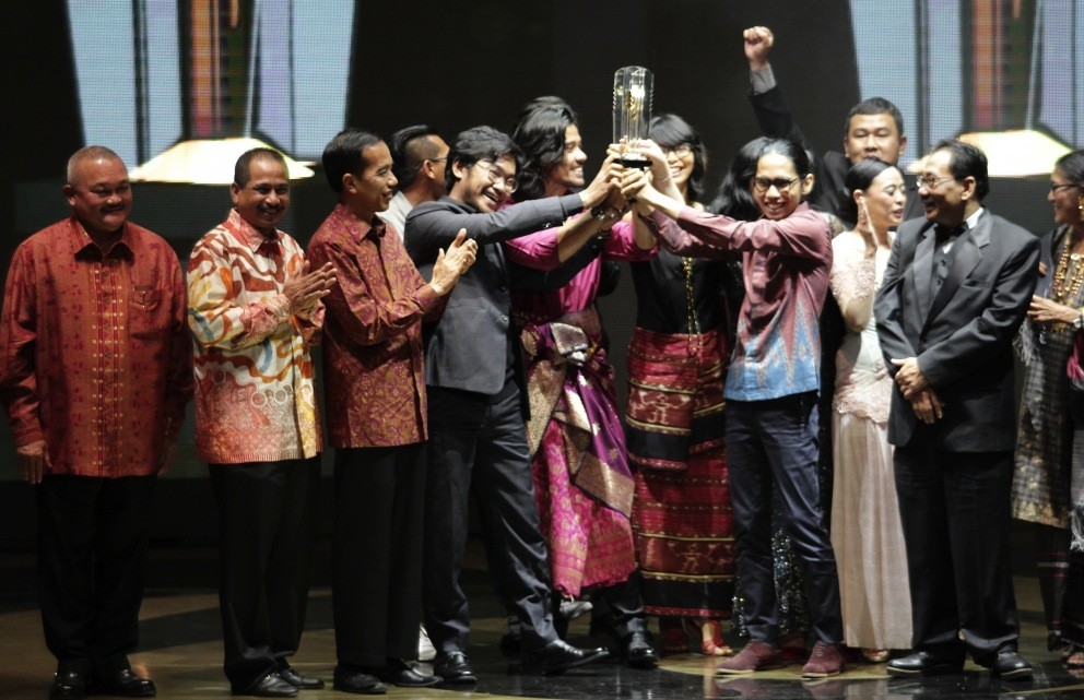 Para pemenang mengangkat Piala Citra disaksikan oleh Presiden Joko Widodo [foto: istimewa]