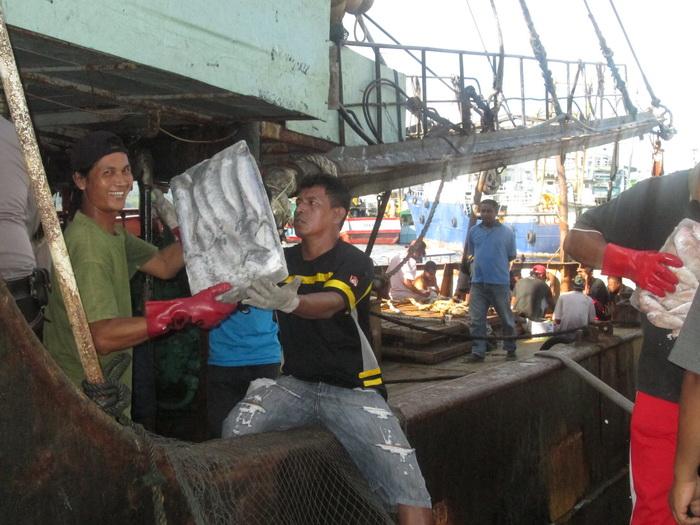 kegiatan abk kapal ikan di PPN Ambon [foto: Suci Handayani/Kompasiana]