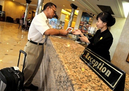 petugas hotel tengah melayani pengunjung [foto: int]