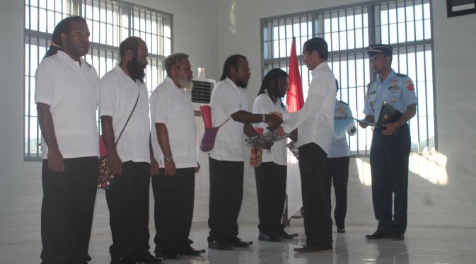 Jokowi memberikan grasi bagi 5 tahanan politik Papua. [foto: liputan6]