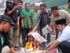 Dianggap ‘Black Campaign’, Relawan Jokowi Bakar Tabloid Obor