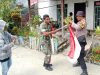 Bhabinkamtibmas dan Babinsa Kabiarat Imbau Warga Binaan, Pasang Bendera Merah Putih