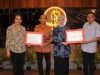 Pj Wali Kota Ambon Serahkan Bonus Kepada Kontingen Pesparani dan Lasqi