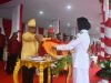 Pakai Baju Adat Kei, Pj Wali Kota Tual Jadi Irup Penurunan Bendera HUT ke-79 RI