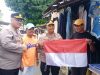 Kapolresta Ambon Bagikan Bendera Merah Putih dan Pasang Umbul-umbul