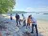 Peduli Lingkungan, Lapas Saparua Turun Langsung Bersihkan Pantai